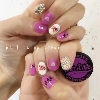 ジェル フルオーダーコース aの大ファンのお客様 イニシャルや13周年のナンバー a Nail Salon Soeur所属 Nail Salon Soeurのネイルデザイン ミニモ