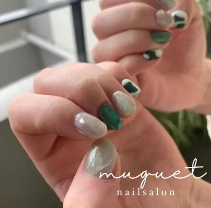 グリーン 21年夏人気のグリーン 緑色 のネイルデザイン ネイルアートカタログ 2ページ目 ミニモ