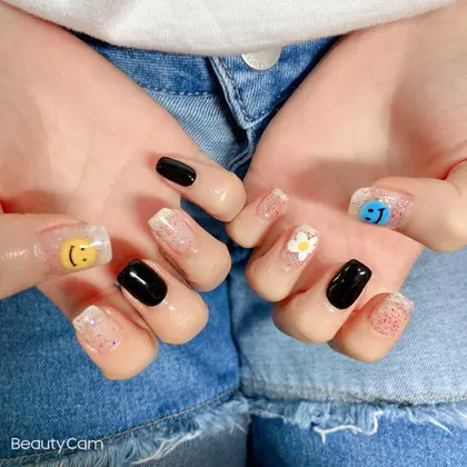 ニコちゃんマークの顔が個性的で可愛いです カットイントラスト所属 坂上 有衣のネイルデザイン ミニモ