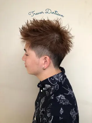 ツーブロック モヒカンショート サイドはツーブロックでバックはグラデーションで刈り上げてるので トレヴァーデルチザン南船場店所属 ハイトーン特化 森田 一平のヘアカタログ ミニモ