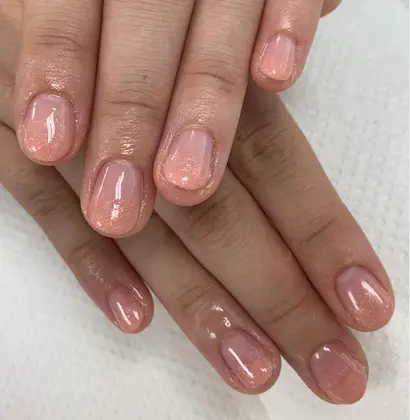 シンプルにキラキラ可愛いお色でグラデーションネイル クレームルバン所属 原 えりのネイルデザイン ミニモ