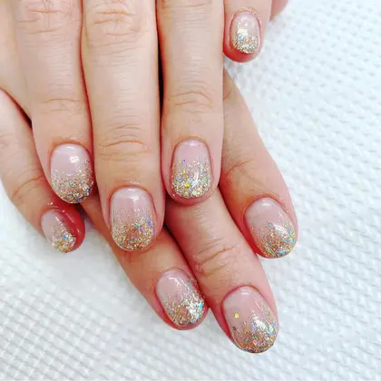 ゴールドネイル 22年夏人気のゴールドネイルのネイルデザイン ネイルアートカタログ 52ページ目 ミニモ