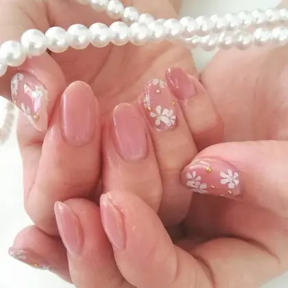 ふんわり ふんわり 可愛いチークの花柄ネイル ジェルネイル シンプルネイル 上品ネイル ベ Riru Nail所属 大森 綾のネイル デザイン ミニモ