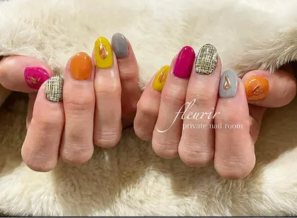 黄色 22年冬人気の黄色のネイルデザイン ネイルアートカタログ ミニモ