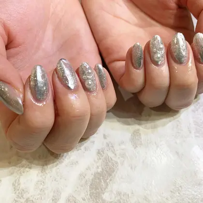定額ネイル パールネイル メタリックネイル シルバーネイル Nail Salon Mieux ミュー 所属 Nail Salon Mieux ミュー のネイルデザイン ミニモ