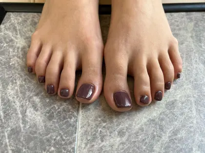フットネイル ワンカラー 茶色 ブラウン シンプル 大人っぽい Terrace所属 川邊 宏美のネイルデザイン ミニモ