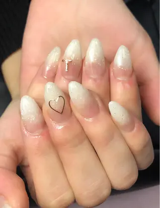 スノーパウダーでキラキラ可愛く 冬の王道 ホワイトラメグラデーション こちらはアクリル スカ しーちゃんネイル所属 しーちゃんネイル 夜間深夜専門 のネイルデザイン ミニモ