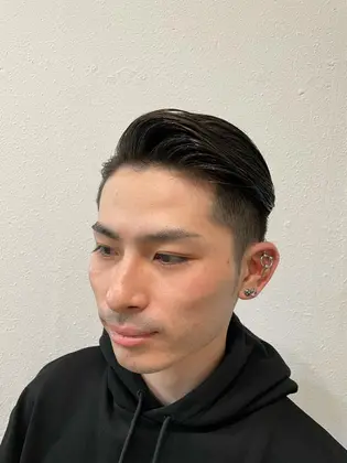 七三分けスタイルにツーブロックをミックスしジェルワックスにて上げ流しのスタイリングをしています Regalo Hair Atelier レガロ ヘア アトリエ所属 リピート97 メンズ比率7割超えのヘアカタログ ミニモ