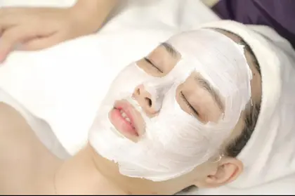 肌にのせてからゆるやかに高濃度の炭酸が発生 炭酸水素ガスが皮膚に浸入し 血管を活性化します 肌の新陳 Ryuri Beauty Center所属 屋比久 桃子のエステ リラクカタログ ミニモ