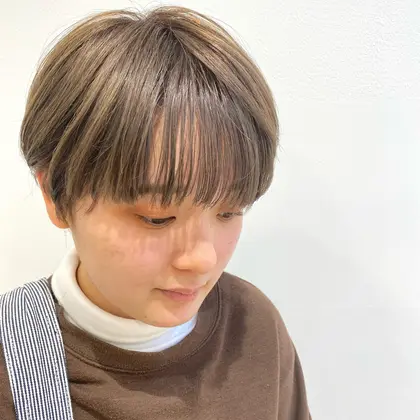 前髪ぱっつんのハンサムショートで可愛さありのショートヘア Kenje横須賀中央所属 透明感カラー 宮地のヘア カタログ ミニモ