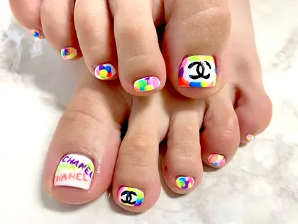 落書き風chanelネイル 白にカラフルカラーで夏っぽさ全開です 手書きでぐちゃっとした感じがま Irise Nail所属 イリゼネイル 高田馬場の ネイルデザイン ミニモ 落書き風chanelネイル 白にカラフルカラーで夏っぽさ全開です 手書きでぐちゃっとした感じがま Irise Nail所属 イリゼネイル 高田馬場の ネイルデザイン ミニモ