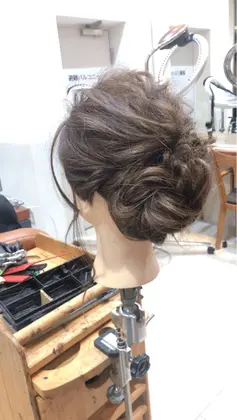 夜会巻き 21年夏人気の夜会巻きのヘアアレンジ 髪型カタログ ミニモ