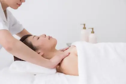 デコルテマッサージイメージ あさひマッサージ治療院所属 あさひマッサージ 治療院のヘアカタログ ミニモ