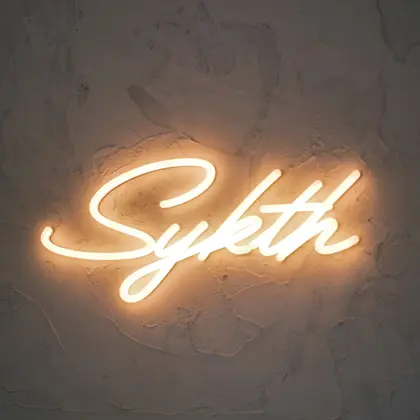 SYKTH.