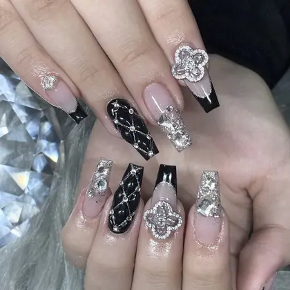 u'i nail/eye