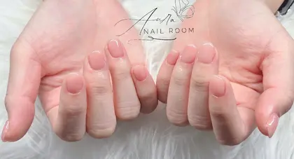 Aura nail room