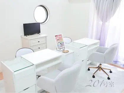 Nail salon  CHARMY