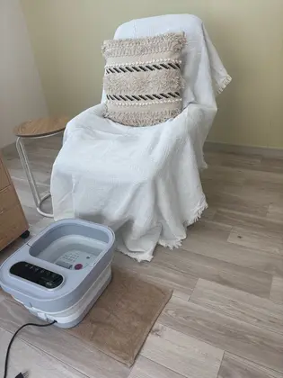 Nail room yela.
