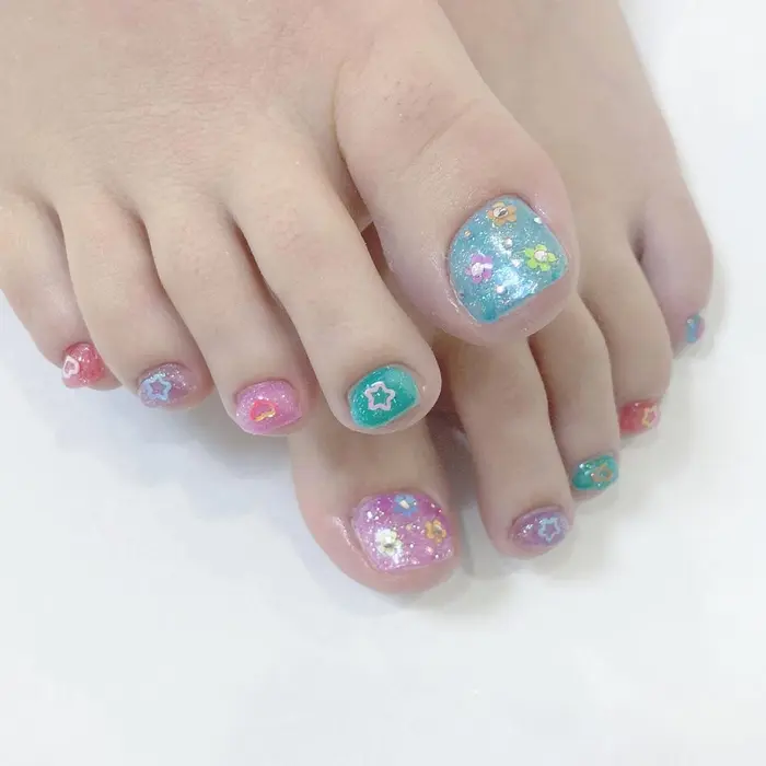 カラフルポップフットネイル Minami Nail所属 Haruka のネイルデザイン ミニモ