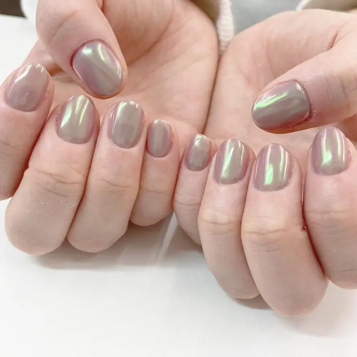 くすみパープルベースにオーロラパウダー ベースカラー有りは 1000円になります Minami Nail所属 Haruka のネイル デザイン ミニモ