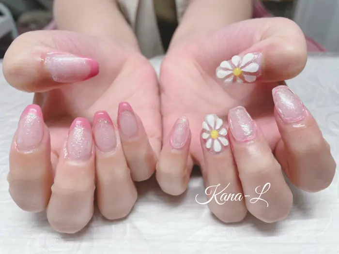 ぷっくりフラワーネイル フレンチ 夏ネイル プライベートサロン Nail Kana所属 芦辺 香奈のネイル デザイン ミニモ