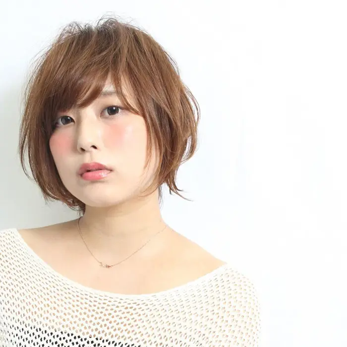 ナチュラルな動きと抜け感のあるショートボブ はねたり動きをつけると今っぽい雰囲気に ヘアサークルジープ石井店所属 合田 岳永のヘアカタログ ミニモ