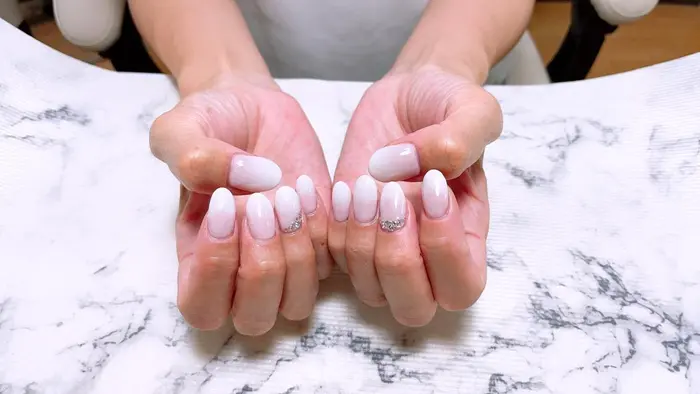 ホワイトグラデーション ベースカラー追加 シュガープラムス ネイル所属 Sugarplums Hirotaのネイル デザイン ミニモ ホワイトグラデーション ベースカラー追加 シュガープラムス ネイル所属 Sugarplums Hirotaのネイル デザイン ミニモ
