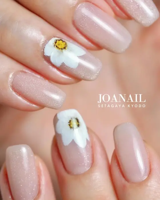 さりげないマグネットネイル 手書きお花 美肌ピンクカラーにマグネットネイルを調合してオリジナル Joanail ジョアネイル 所属 経堂ネイルサロン ジョアネイルのネイルデザイン ミニモ