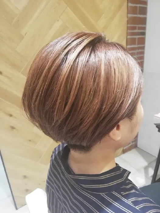 女性でも 襟足を刈り上げて上をかぶせれば スッキリクールな印象のショートに Quatro水戸店所属 菊池 若葉のヘア カタログ ミニモ