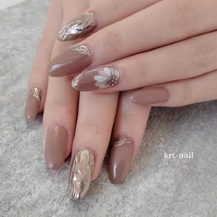 秋のフラワーネイル ミラーも落ち着いたグレージュで 過去サンプルも 事前にお伝えいただけれ Krt Nail所属 Krt Nailのネイル デザイン ミニモ