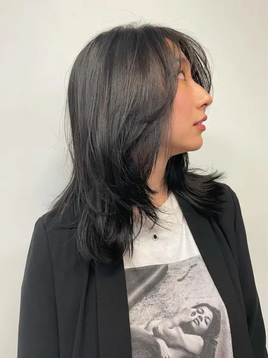 カーテンバング ミディアムレイヤー くびれヘア Assort Tokyo International Hairsalon所属 𝗡𝗔 𝗡𝗔のヘア カタログ ミニモ カーテンバング ミディアムレイヤー くびれヘア Assort Tokyo International Hairsalon所属 𝗡𝗔 𝗡𝗔のヘア カタログ ミニモ