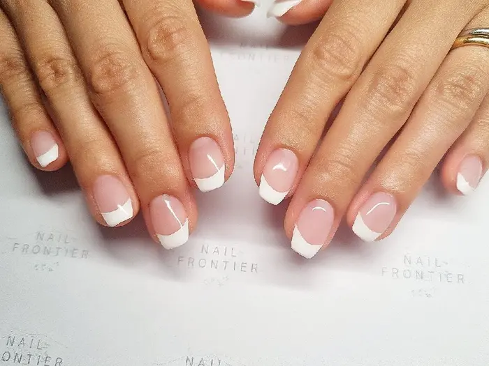 白フレンチ Nail Frontier所属 吉祥寺パラジェル ネイルフロンティアのネイルデザイン ミニモ