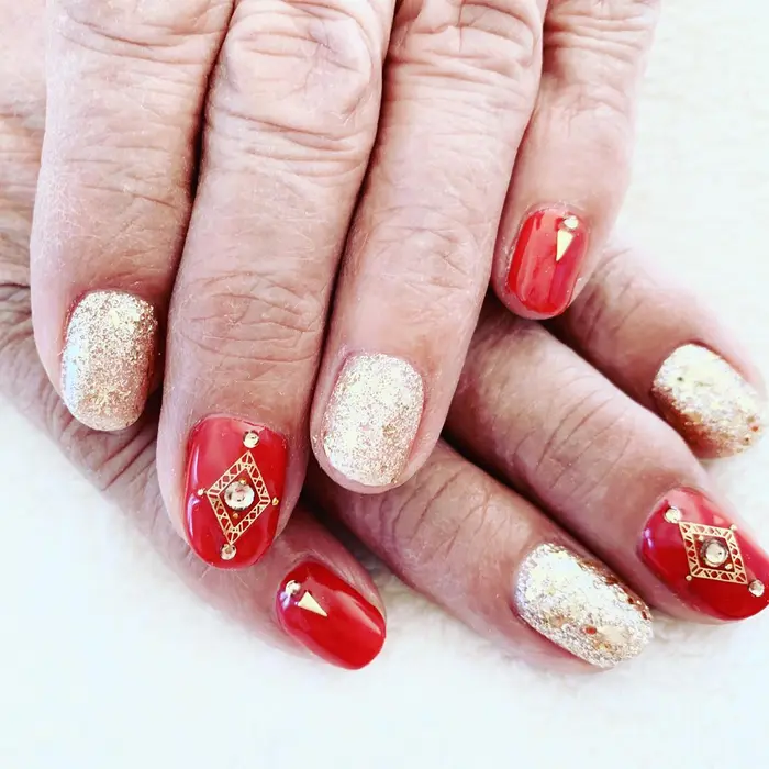 Red And Gold Nails レッドアンドゴールドネイル ポイントに赤を入れると一気にテ プライベートネイルサロン Kanakanail所属 ネイリスト カナカのネイルデザイン ミニモ