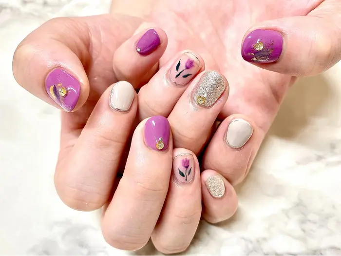 明るめパープルのお花ネイル Irise Nail所属 イリゼネイル 高田馬場のネイルデザイン ミニモ