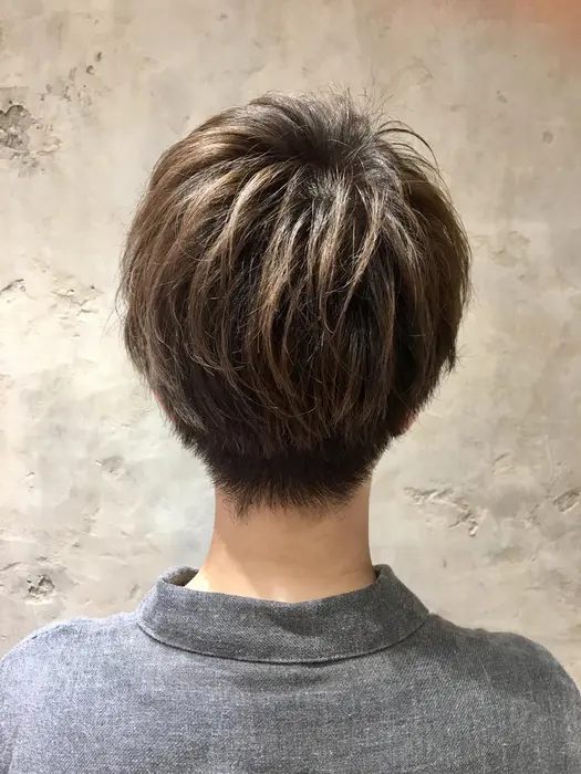 ショートはあえて根元を暗く残してもお洒落 Afloat Ruvua所属 藤原 美和のヘアカタログ ミニモ