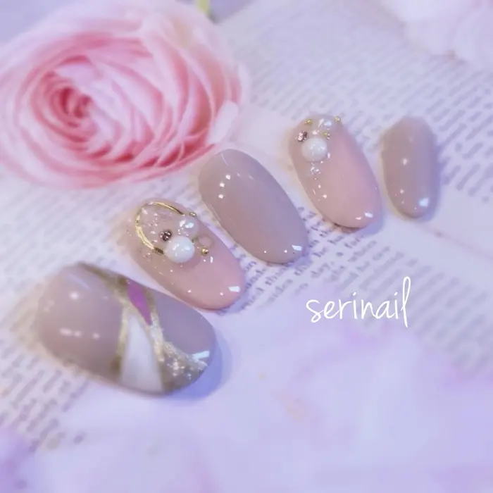 春らしいくすみピンクにビジューをシンプルだけど華やかなネイルです ビジューネイル 春ネイ Serinail所属 Yu Miのネイル デザイン ミニモ