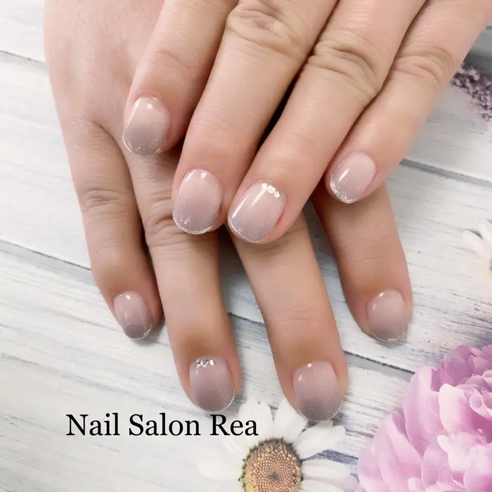 グラデーションにラメラインで上品です 彡 Nail Salonrea所属 村田 千枝のネイルデザイン ミニモ