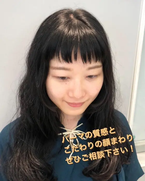 顔まわりをおしゃれに 前髪や顔まわりの髪の毛のカットこだわってます いつものパーマをひと味ちが Neolive Ginza所属 ニュアンスパーマ おおや ともみのヘアカタログ ミニモ