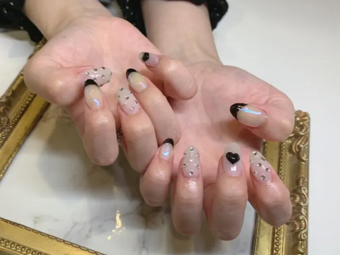 韓国風のネイルです 流行りの黒フレンチ ドットストーン さらに黒のハートはぷっくりしてます Minamil所属 くぼ みなみのネイル デザイン ミニモ