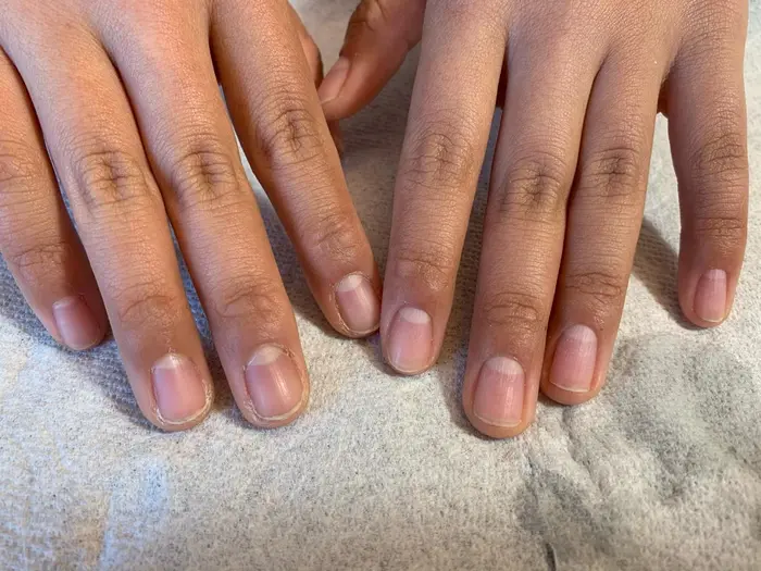 右手 甘皮ケア済み 左手 何もしていない 甘皮ケアとファイリングしただけでもこんなに綺麗 右手 R Salon所属 手塚 里奈のネイルデザイン ミニモ