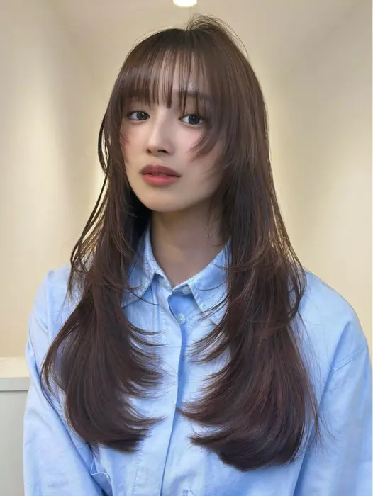 頬骨から繋がるレイヤーで軽めレイヤースタイル
人気のオリーブカラーを...