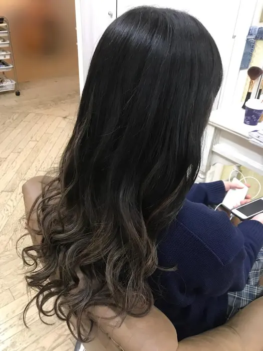 ピンクのメッシュを入れたアッシュ系グラデーションエクステ 1st所属 リピート 指名率 No 1 松井のヘアカタログ ミニモ