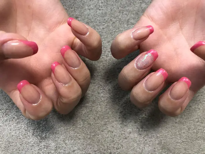 一本ラメ ガーリー 大人ネイル 当日予約 バーチャルフレンチ フレンチ ネイル ジェルネイル 松 True Colors所属 Okum Yukinaの ネイルデザイン ミニモ