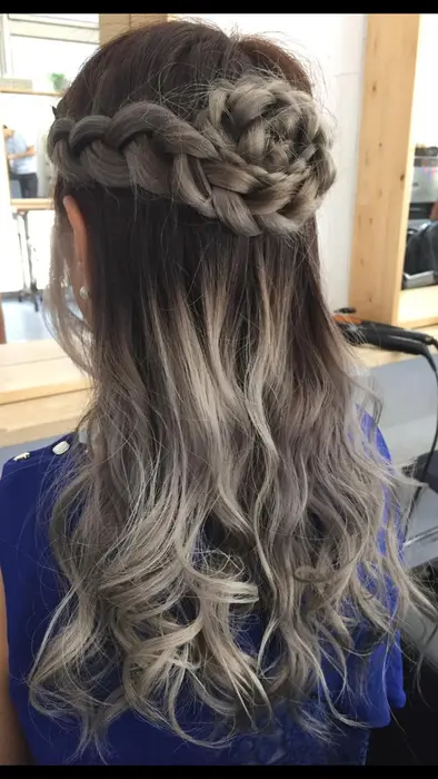 薔薇のコサージュ風編み込みハーフアップ グラデーションカラーなどしてる場合はより一層綺麗に見えるアッ Plum所属 Open記念期間限 定クーポン小関敬多のヘアカタログ ミニモ