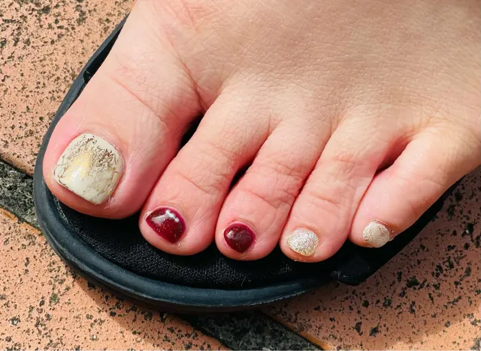 秋フットネイルベージュ ボルドーゴールド パール Eyelash Nailsalon Noi所属 金澤 康奈のネイル デザイン ミニモ