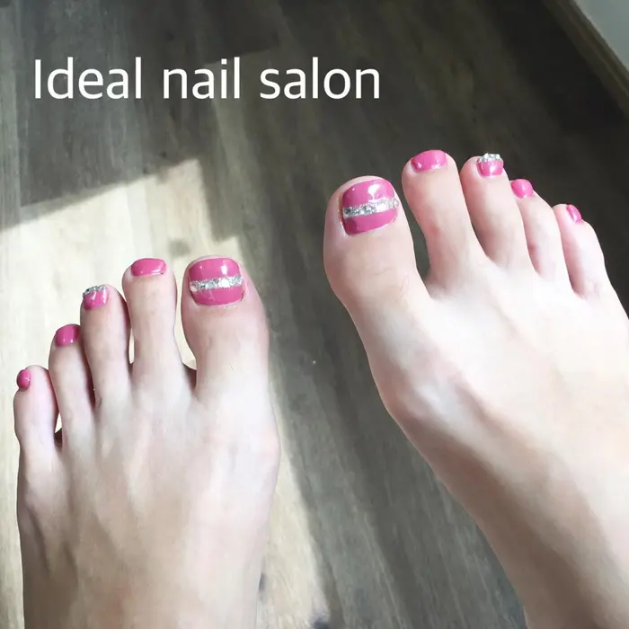 シルバーのラインがオシャレなフットネイル イデア所属 イデアネイルサロン 米納のネイルデザイン ミニモ