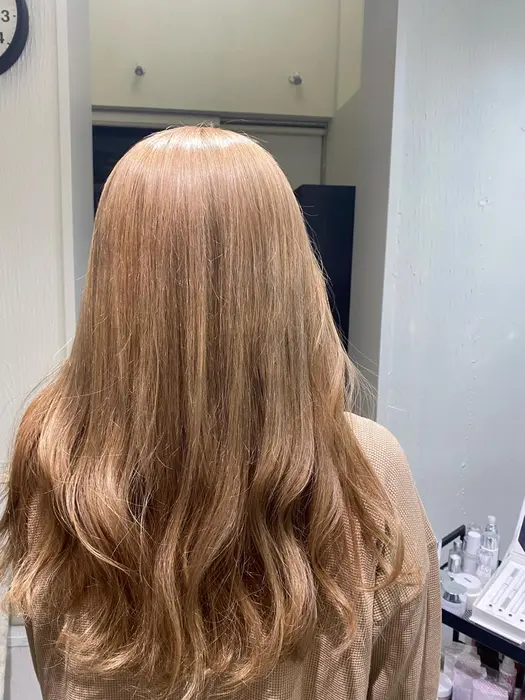 全頭ブリーチでハイトーンに 市販のカラー履歴等ありましたが ここまでのベージュトーンに カ ティラベント所属 ナチュラル 韓国風 ひきたみさとのヘア カタログ ミニモ