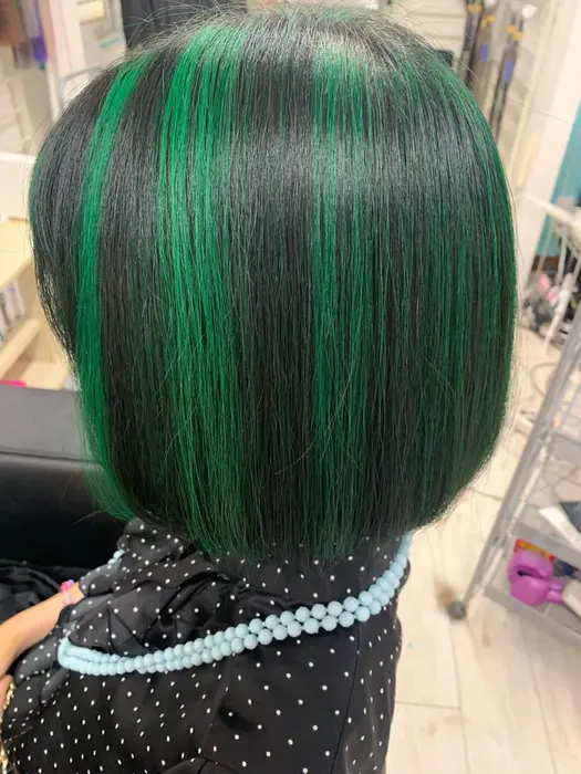 ブリーチで太いハイライトを入れて上からマニパニでグリーンを入れました Mermaid Hair所属 Mermaid Hairのヘア カタログ ミニモ