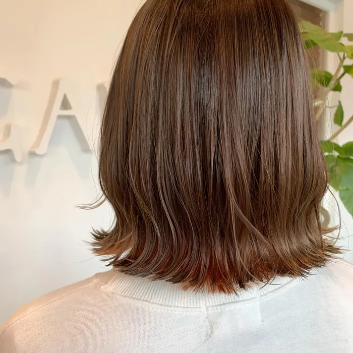 元々ブリーチしてある髪をミルクティーカラーにしました チラついてるオレンジのインナーカラーが可愛 Jagara北口店所属 林 莉愛のヘアカタログ ミニモ