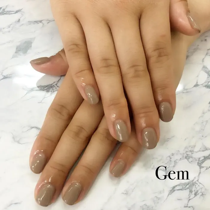ブラウンなワンカラーネイル オフィスネイルに人気なカラーです Gem所属 沢井 あゆきのネイルデザイン ミニモ